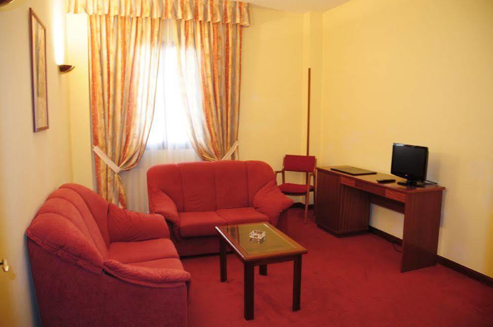 Luz Hotel Haro Bagian luar foto